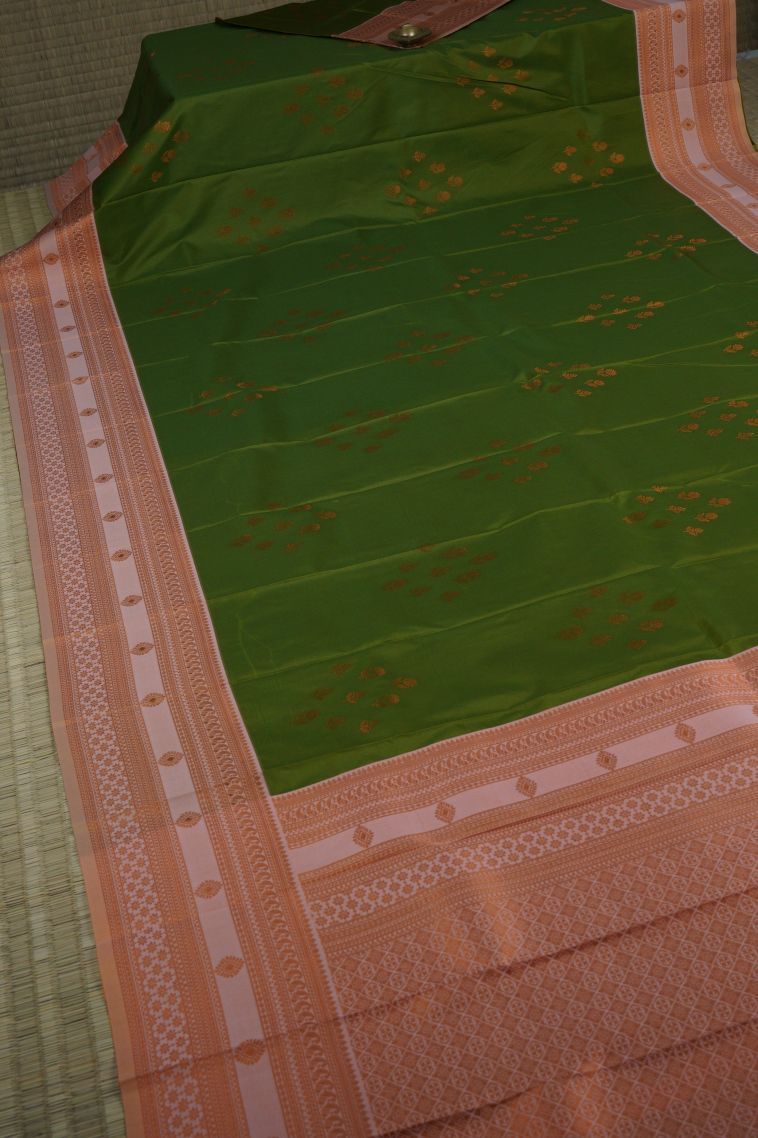Juniper Green Visiri Madippu Silk Sarees with Gold Zari Buttis (small Dots Or Motifs) view 2