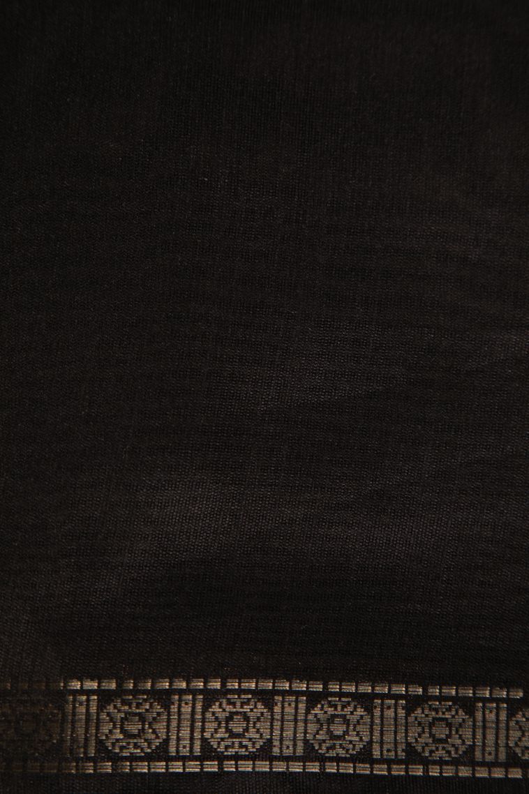 Lace White Raw Silk Sarees with Without Zari Zari Floral Patterns view 3