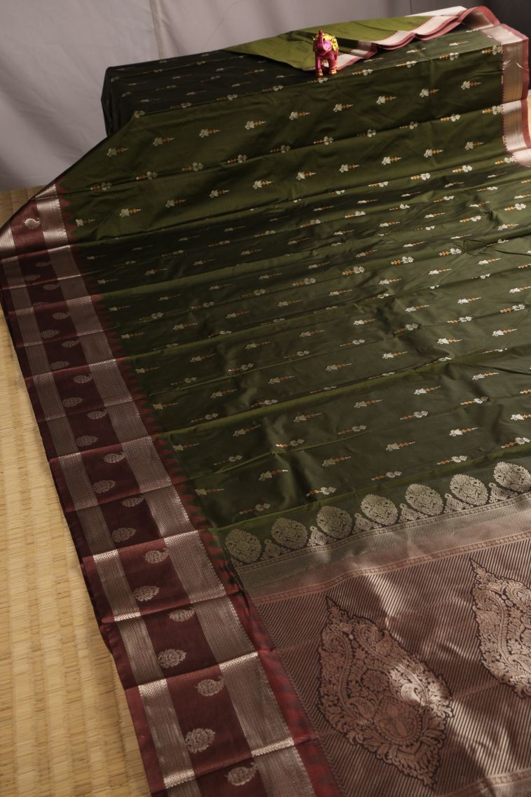 Basil Green Visiri Madippu Silk Sarees with Gold Zari Floral Puttas view 2